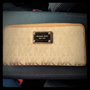 Michael Kors Zip Around Wallet